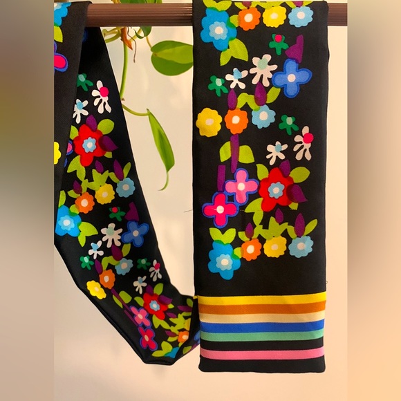 Louis Vuitton floral scarf, gently used - Picture 4 of 6